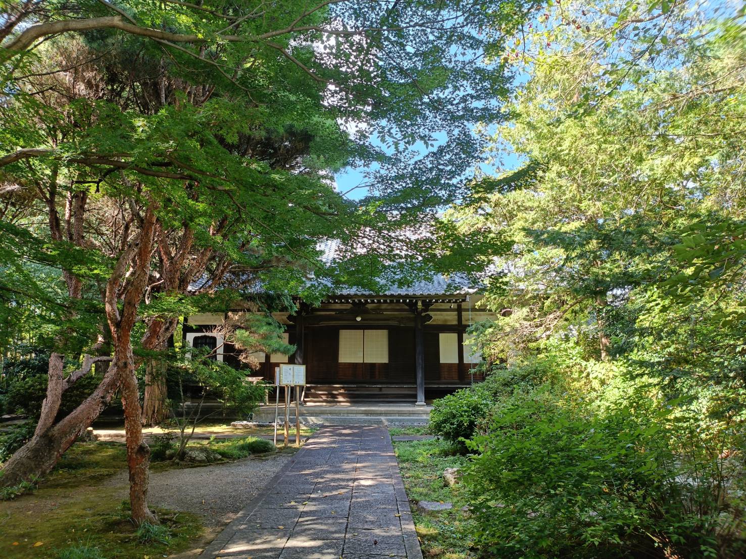 紅葉の三光院の山門(画像準備中)